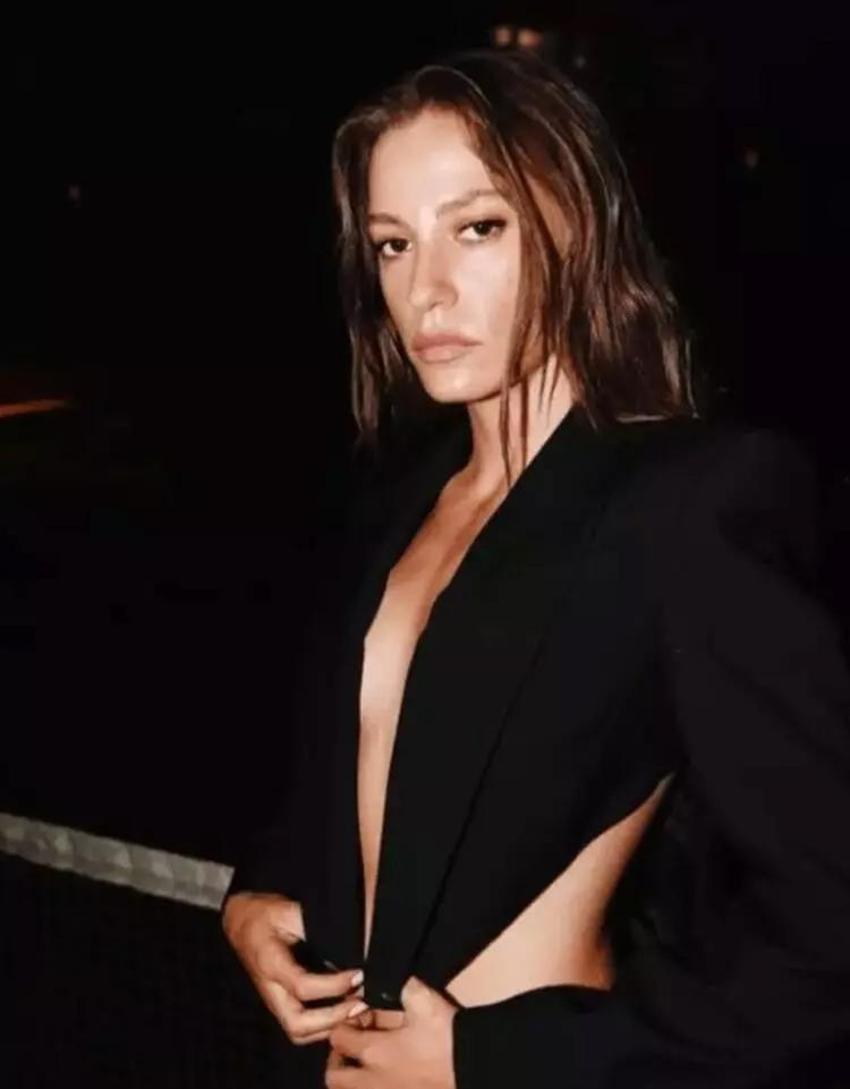 Serenay Sarıkaya frikik vermemek için bakın ne yaptı!