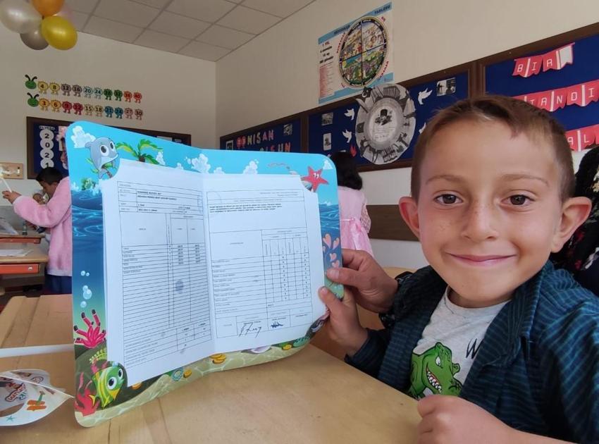 Karne sözleri ile karne tebrik mesajları! Kızana, oğluna, yeğenine, torununa en güzel, başarılı temennili mezuniyet sözleri ile karne öğretmen mesajları!