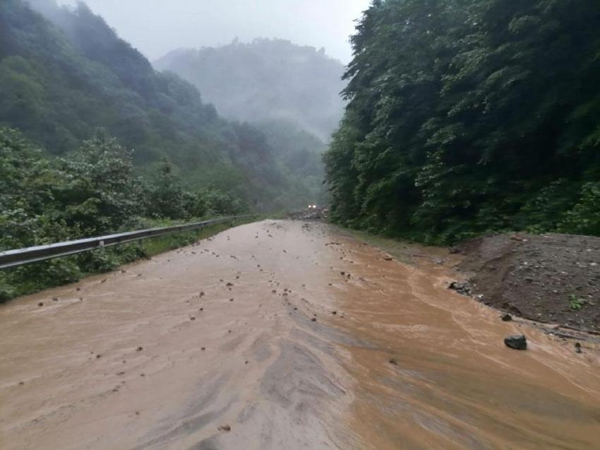 AFAD Giresun, Trabzon, Rize ve Artvin için uyardı! Sağanak etkili oldu; hoparlörle ‘dereden uzak durun’ anonsları yapıldı