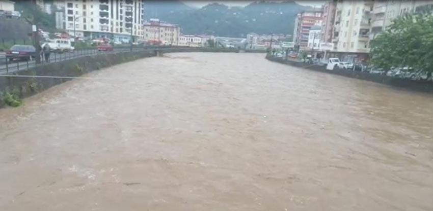 AFAD Giresun, Trabzon, Rize ve Artvin için uyardı! Sağanak etkili oldu; hoparlörle ‘dereden uzak durun’ anonsları yapıldı