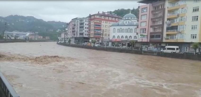 AFAD Giresun, Trabzon, Rize ve Artvin için uyardı! Sağanak etkili oldu; hoparlörle ‘dereden uzak durun’ anonsları yapıldı