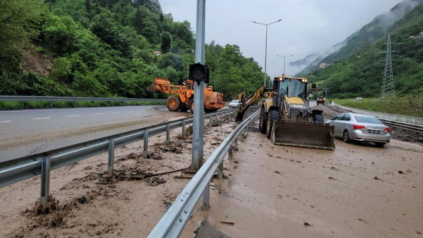 AFAD Giresun, Trabzon, Rize ve Artvin için uyardı! Sağanak etkili oldu; hoparlörle ‘dereden uzak durun’ anonsları yapıldı