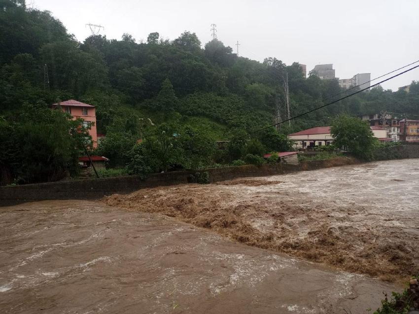AFAD Giresun, Trabzon, Rize ve Artvin için uyardı! Sağanak etkili oldu; hoparlörle ‘dereden uzak durun’ anonsları yapıldı
