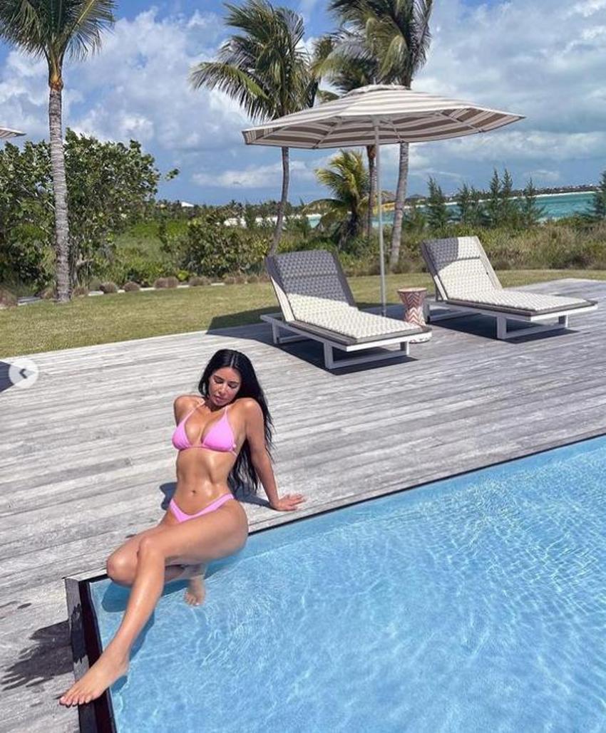 Kim Kardashian pembe bikinili pozlarını paylaştı! "42 yaşında ve hâlâ muhteşem"