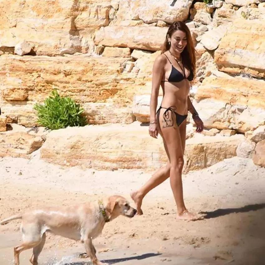 Merve Oflaz yaz sezonunu açtı! Köpeğiyle denizde