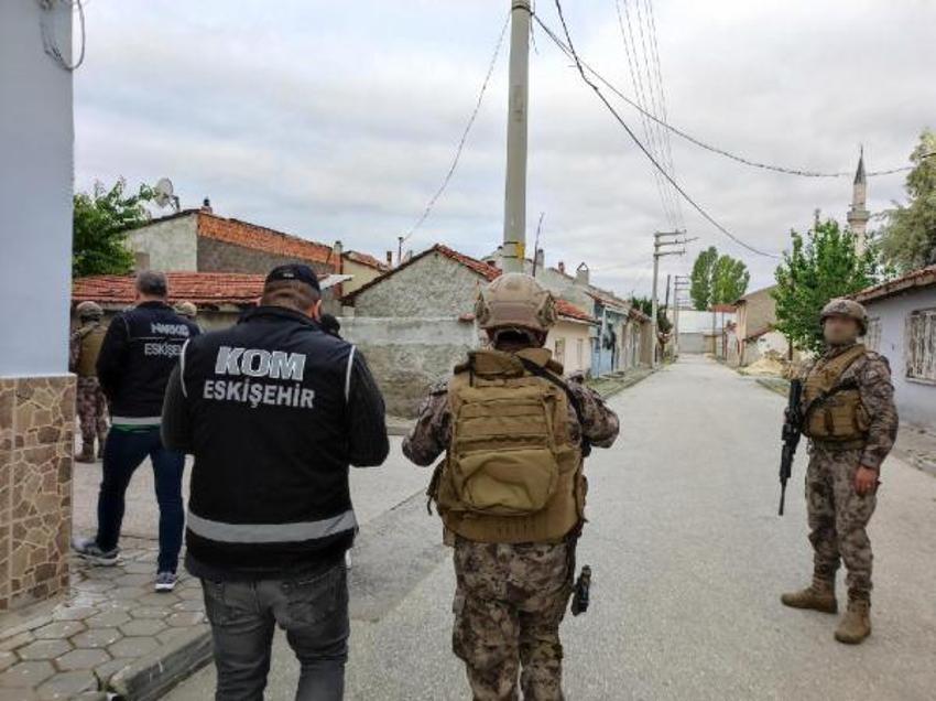 Eskişehir merkezli 3 ilde ikinci el araç sahiplerini dolandıran şüphelilere operasyon: 28 gözaltı