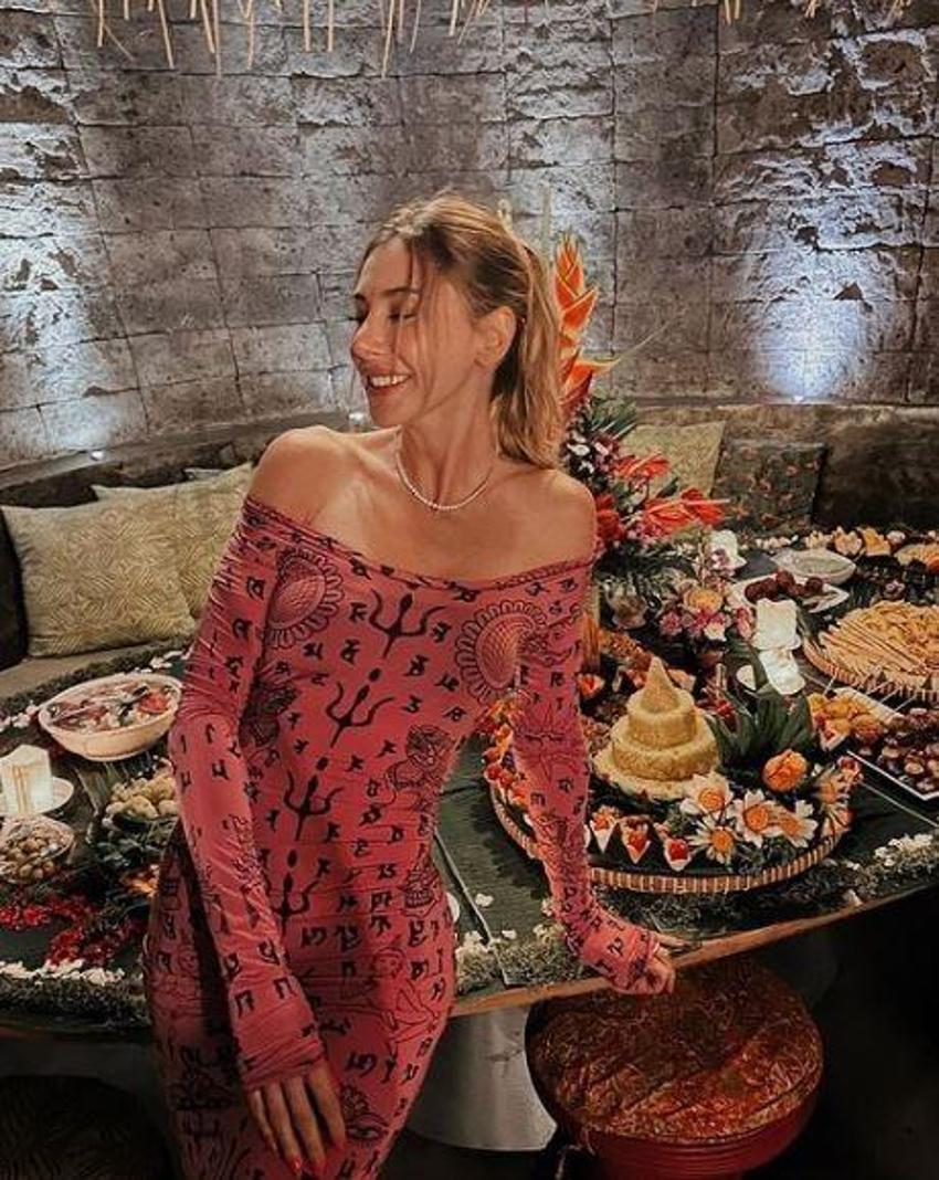 Şeyma Subaşı kural bozdu! Turuncu bikinisiyle paylaştı