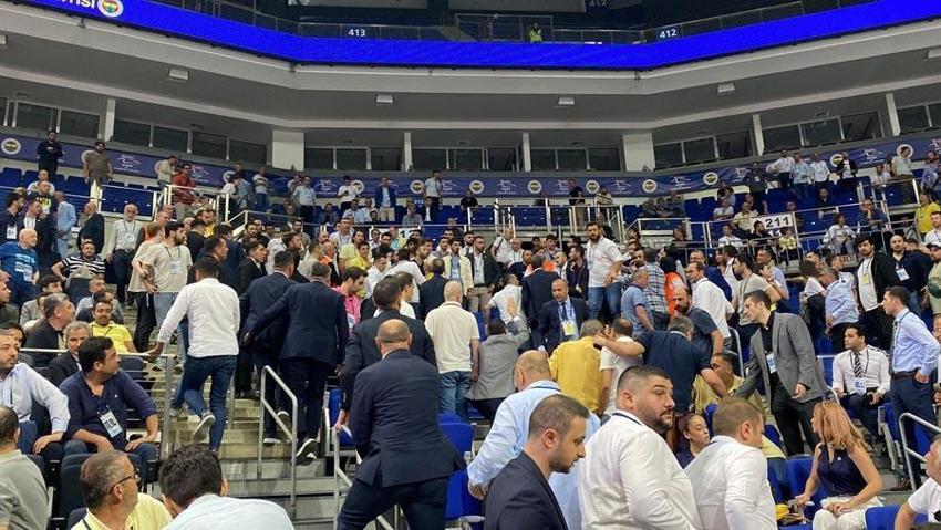 Fenerbahçe Olağan Mali Genel Kurulu'nda gerginlik! 15 dakika ara ve tepkiler...