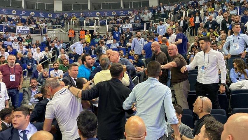 Fenerbahçe Olağan Mali Genel Kurulu'nda gerginlik! 15 dakika ara ve tepkiler...