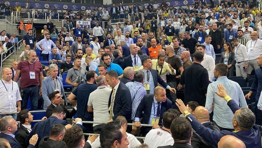 Fenerbahçe Olağan Mali Genel Kurulu'nda gerginlik! 15 dakika ara ve tepkiler...
