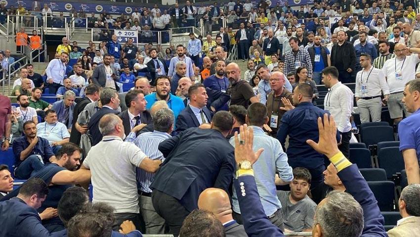Fenerbahçe Olağan Mali Genel Kurulu'nda gerginlik! 15 dakika ara ve tepkiler...