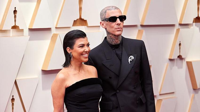 Kourtney Kardashian eşinin konserinde pankart açtı! 
