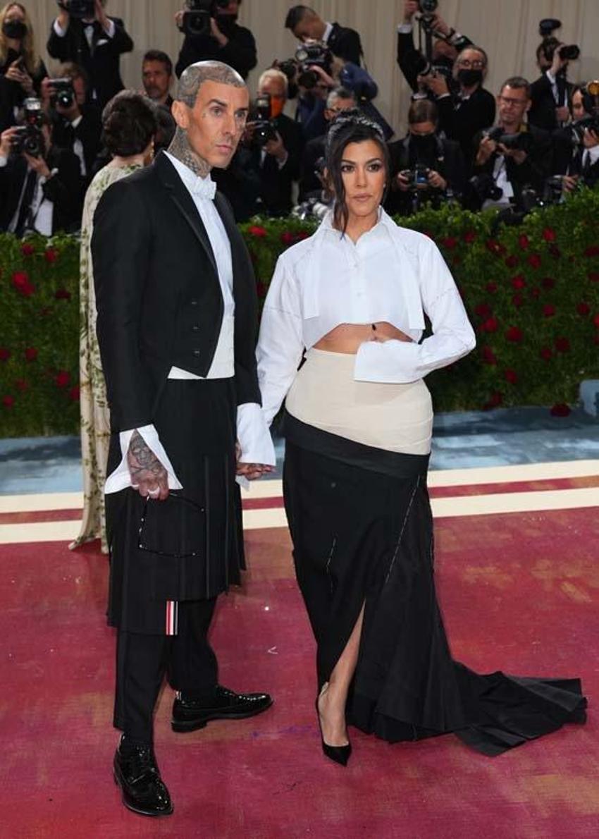 Kourtney Kardashian eşinin konserinde pankart açtı! 