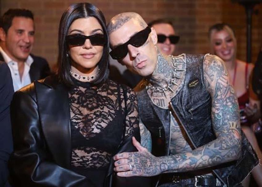 Kourtney Kardashian eşinin konserinde pankart açtı! 