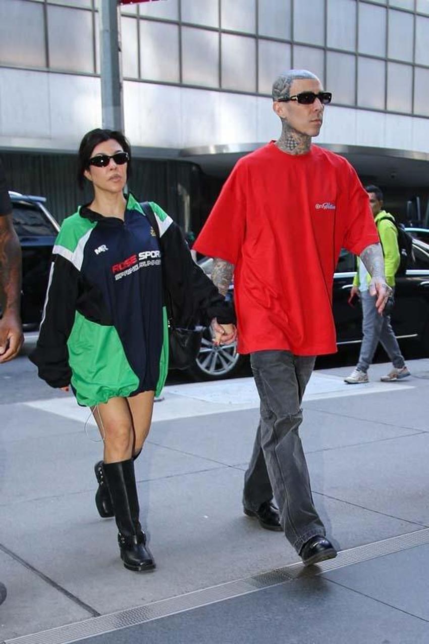 Kourtney Kardashian eşinin konserinde pankart açtı! 
