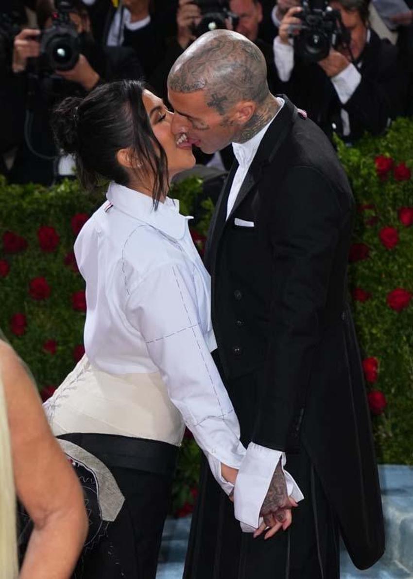 Kourtney Kardashian eşinin konserinde pankart açtı! 