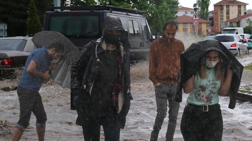 Meteoroloji'den il il sarı kodlu uyarı! Sağanak, sel, dolu fena geliyor