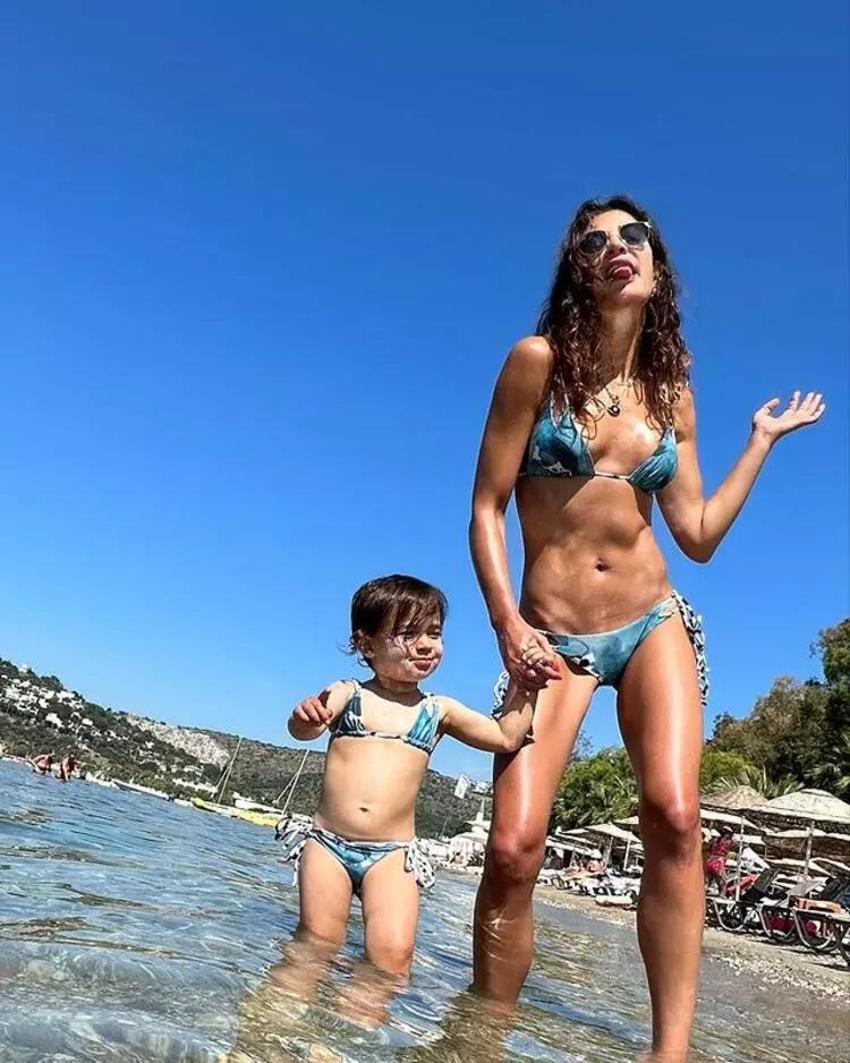Berrak Tüzünataç derin yırtmaçlı pozuyla göz kamaştırdı!