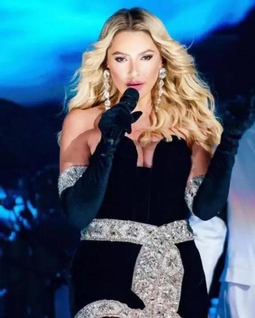 Hadise yine çok iddialı! Konser tarzına beğeni yağdı