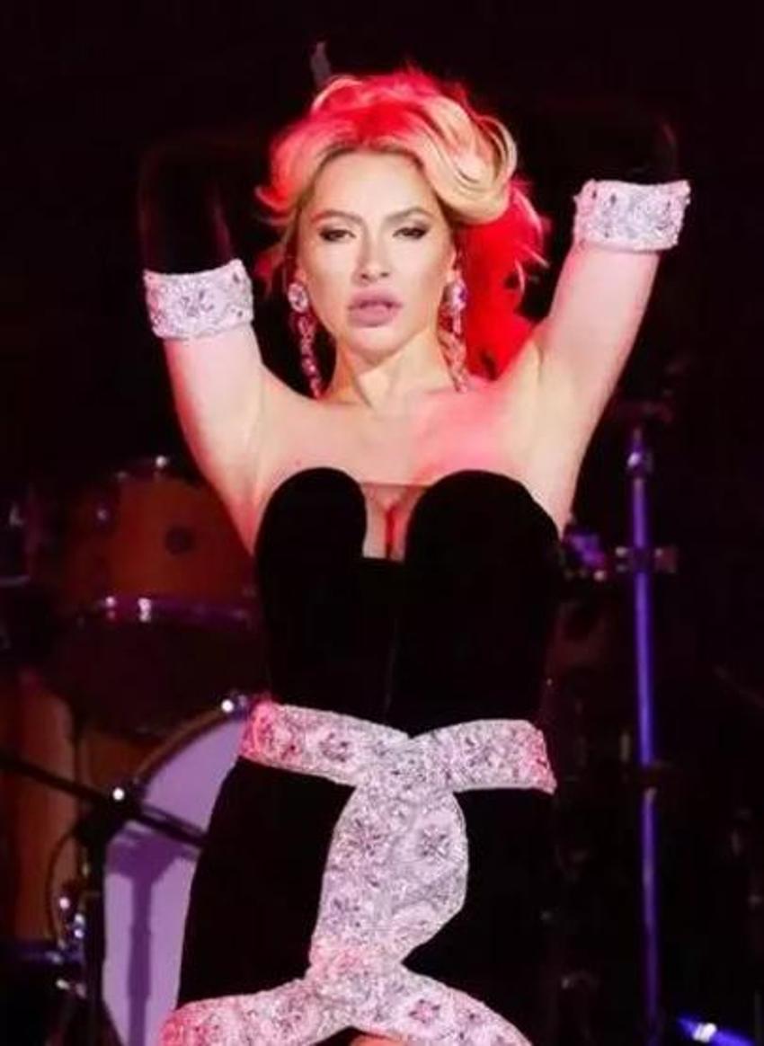 Hadise yine çok iddialı! Konser tarzına beğeni yağdı