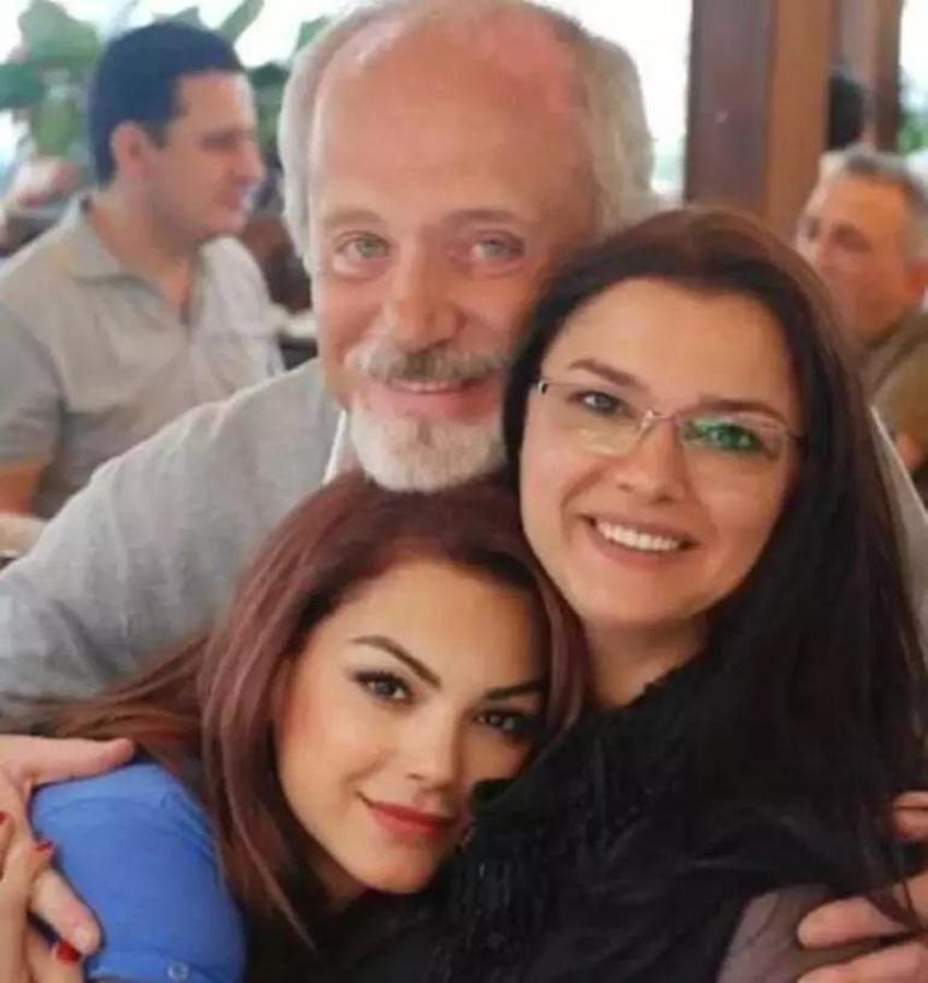 Ünlülerden Babalar Günü paylaşımı! Deniz Binbaşı Rıdvan Pekkan ile kızları