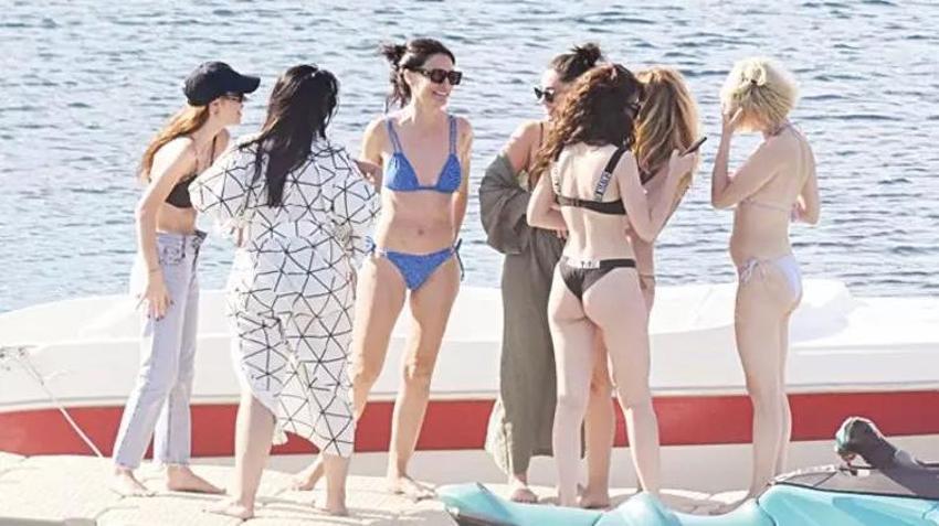Ünlü isimler deniz ve güneşin tadını çıkarttı! İşte plajdan pozlar...