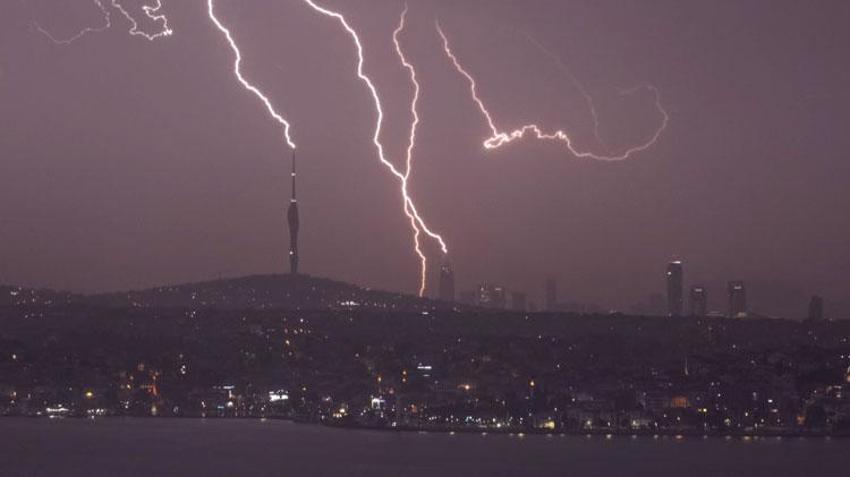 İstanbul’da eşsiz şimşek görüntüleri kameraya yansıdı