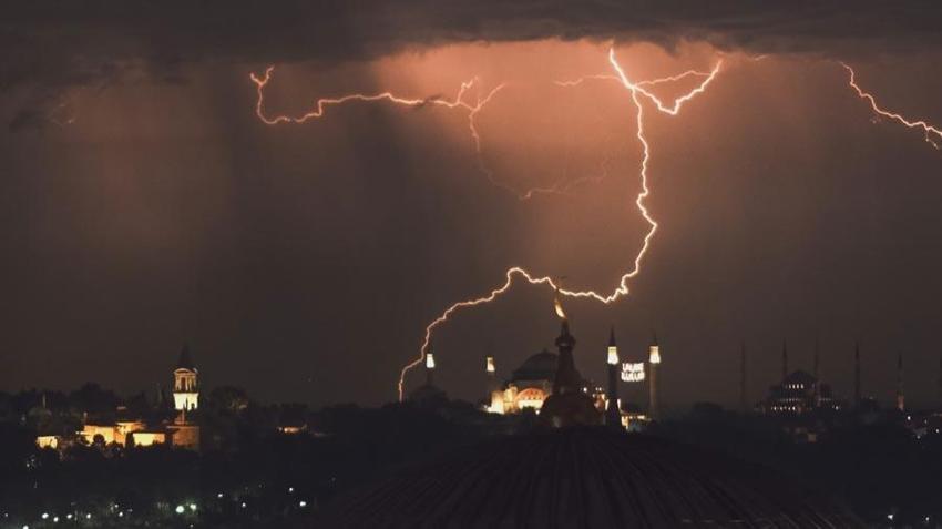 İstanbul’da eşsiz şimşek görüntüleri kameraya yansıdı