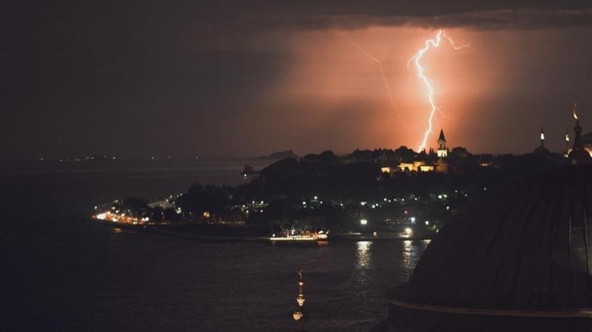 İstanbul’da eşsiz şimşek görüntüleri kameraya yansıdı