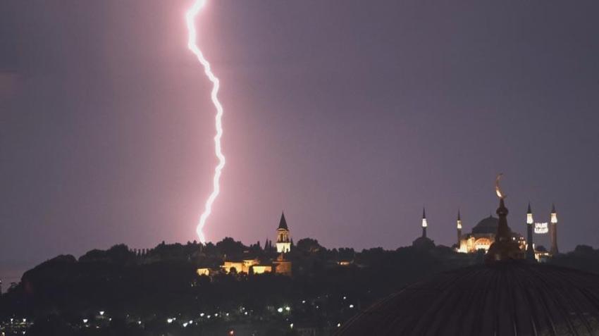 İstanbul’da eşsiz şimşek görüntüleri kameraya yansıdı