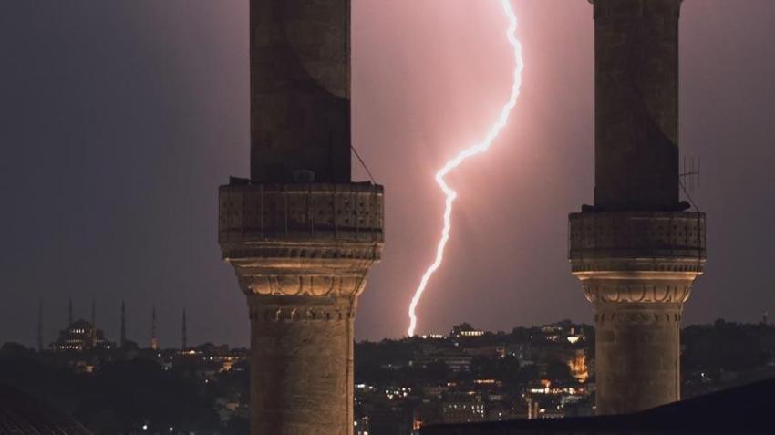 İstanbul’da eşsiz şimşek görüntüleri kameraya yansıdı
