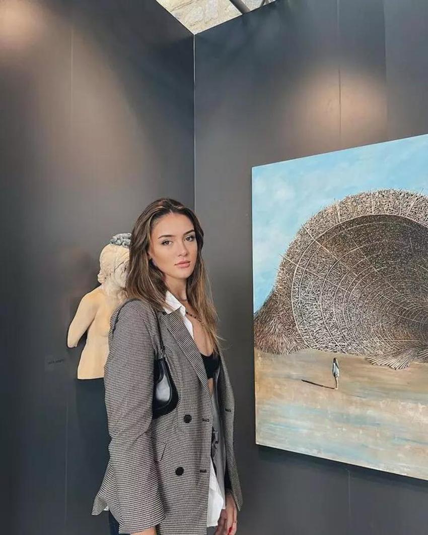 Zehra Güneş kırmızı elbisesiyle sevenlerinin karşısına çıktı