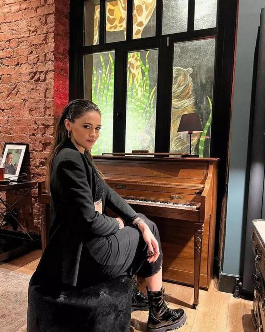 Zehra Güneş kırmızı elbisesiyle sevenlerinin karşısına çıktı