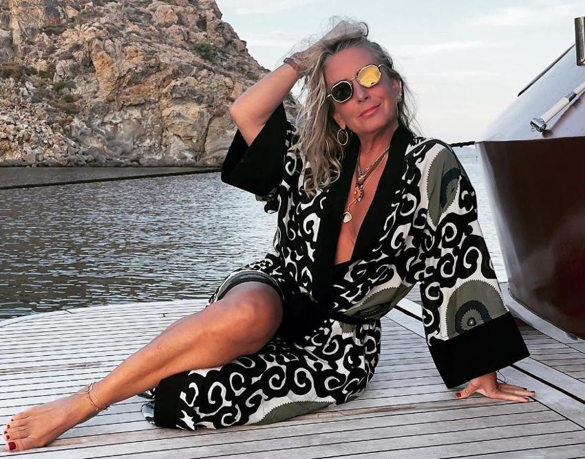 Saba Tümer'in dikkat çeken anları! Telefonu elinden düşürmedi
