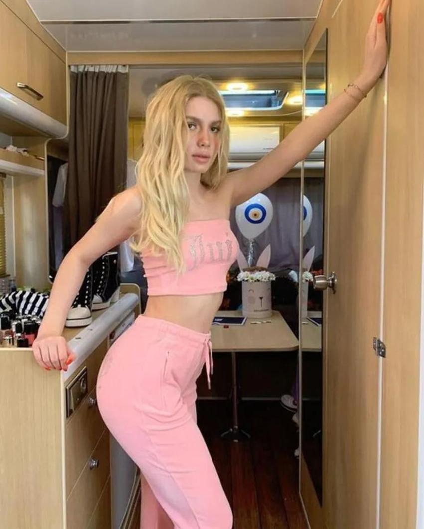 Aleyna Tilki mini bikinisiyle poz verdi!