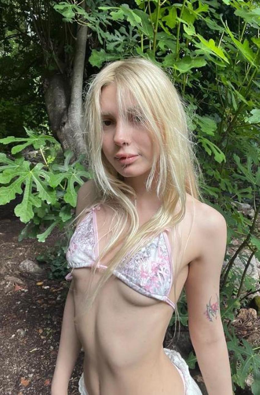 Aleyna Tilki mini bikinisiyle poz verdi!