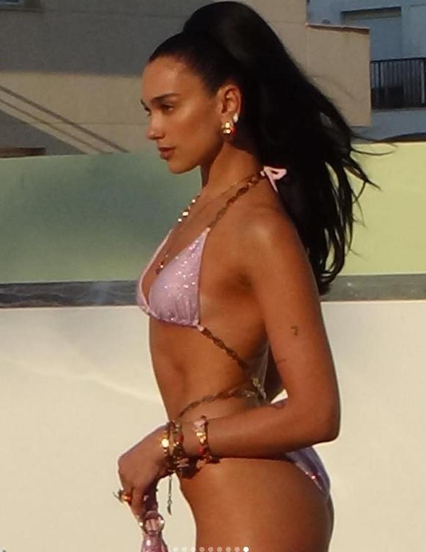 Dua Lipa pembe bikinisiyle fiziğini sergiledi! 