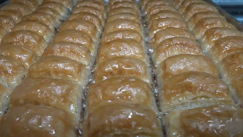 En ucuz cevizli baklava 250, fıstıklı baklava ise 400 liradan tezgahta