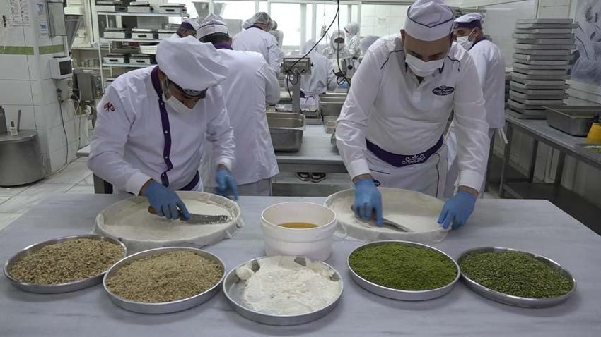 En ucuz cevizli baklava 250, fıstıklı baklava ise 400 liradan tezgahta
