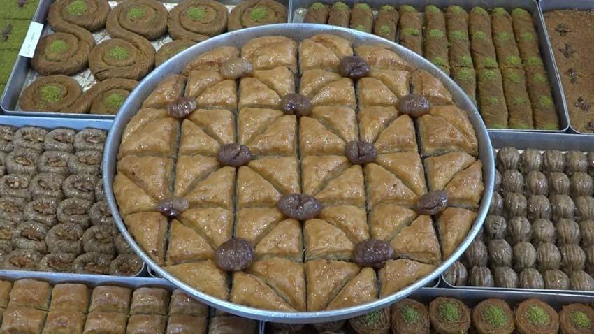 En ucuz cevizli baklava 250, fıstıklı baklava ise 400 liradan tezgahta