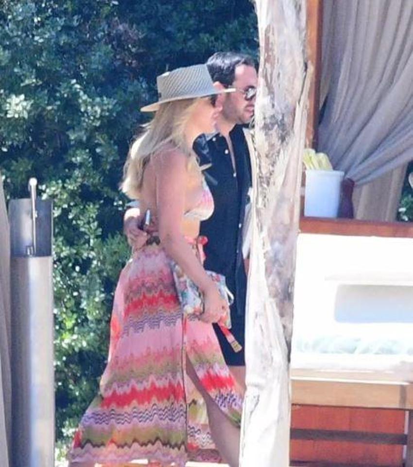 Hadise’nin güneşlendiği kabananın perdelerini örttü! Plajda önlem