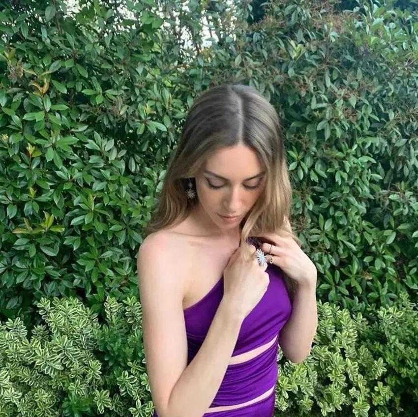 Sinem Kobal'dan dekolte şov! Pozlarını arka arkaya paylaştı