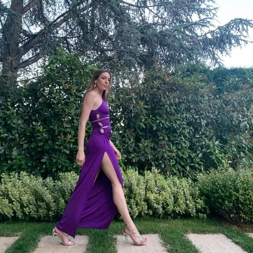Sinem Kobal'dan dekolte şov! Pozlarını arka arkaya paylaştı