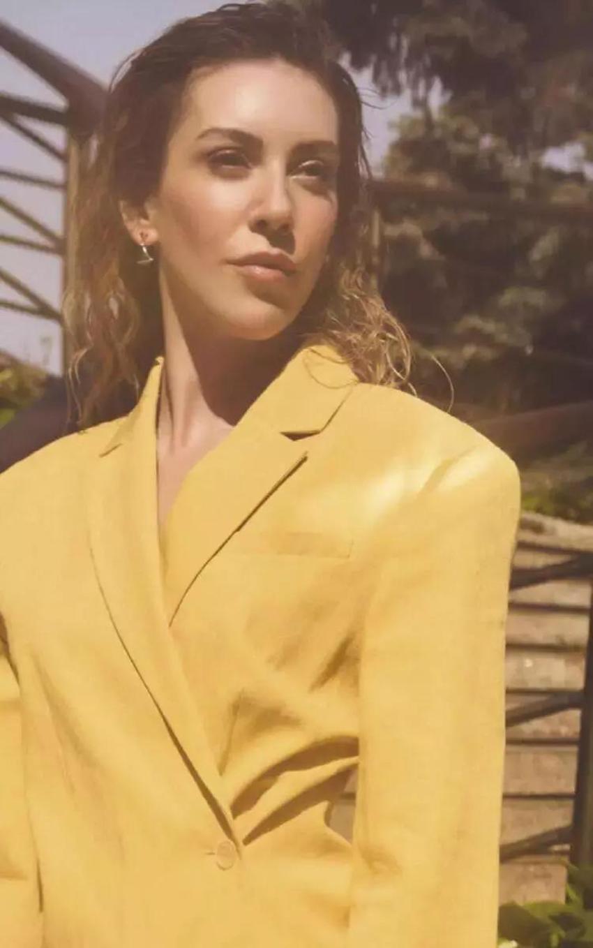 Sinem Kobal'dan dekolte şov! Pozlarını arka arkaya paylaştı