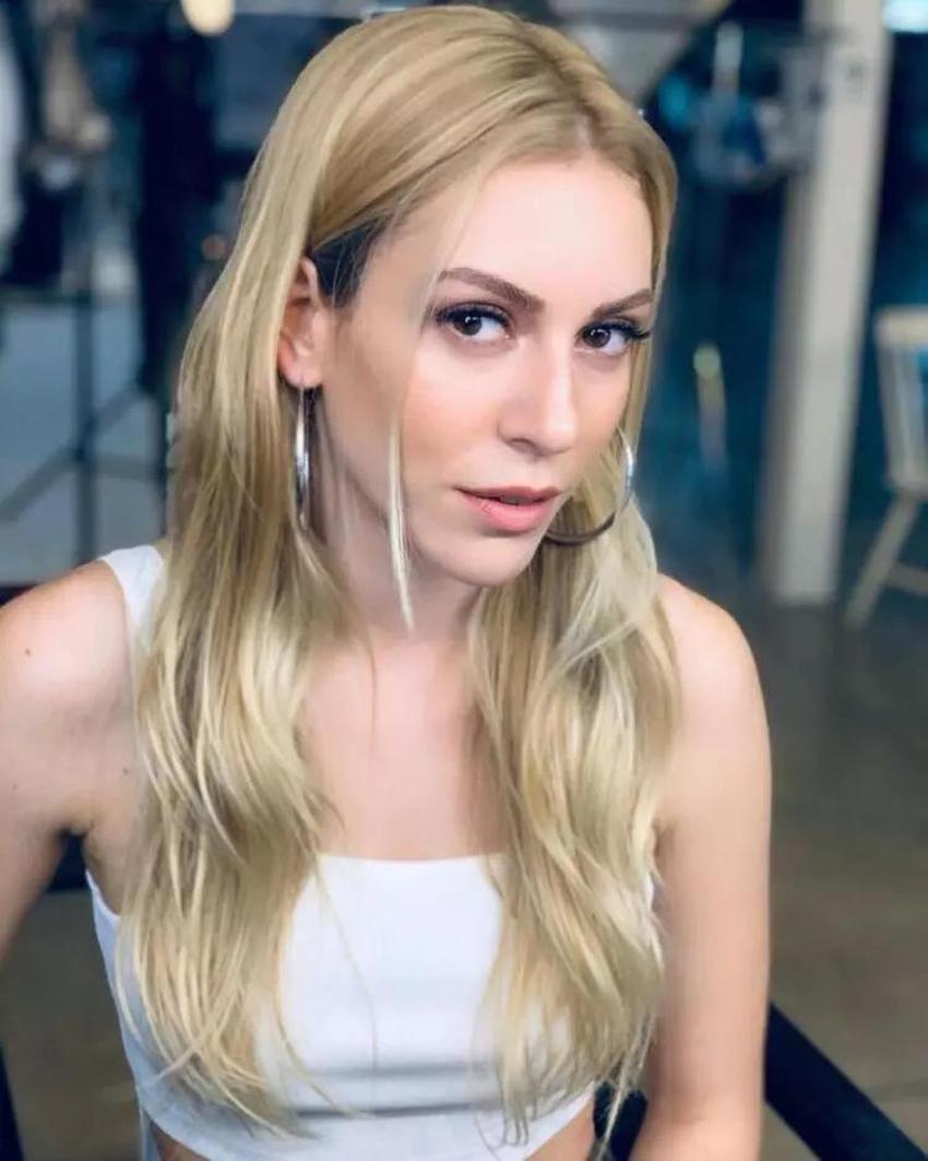 Sinem Kobal'dan dekolte şov! Pozlarını arka arkaya paylaştı