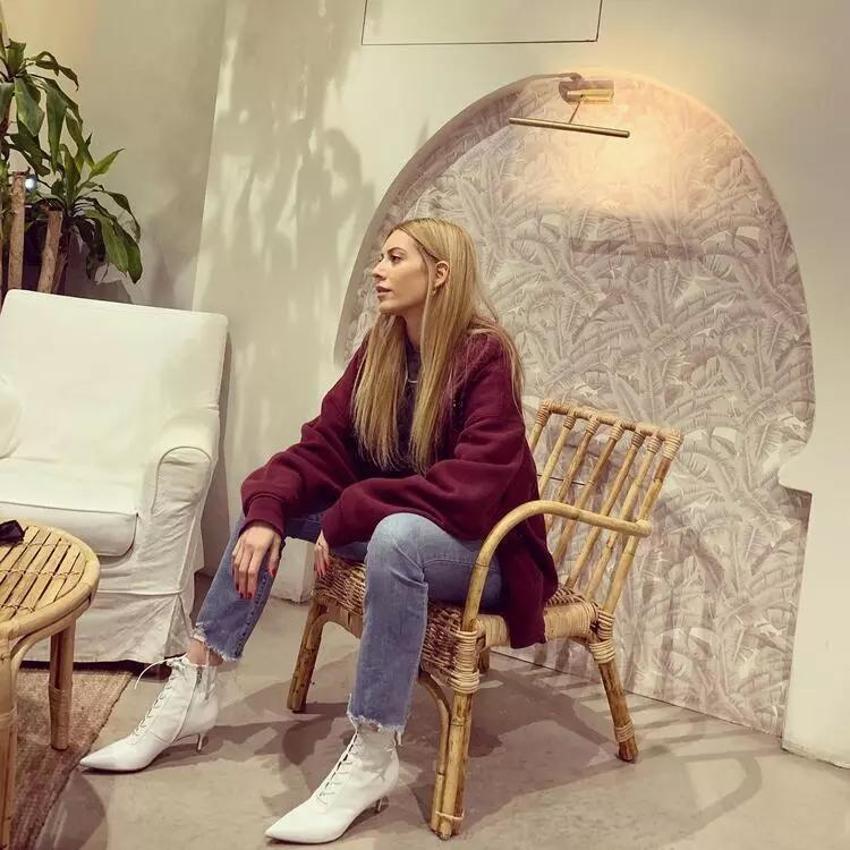 Sinem Kobal'dan dekolte şov! Pozlarını arka arkaya paylaştı