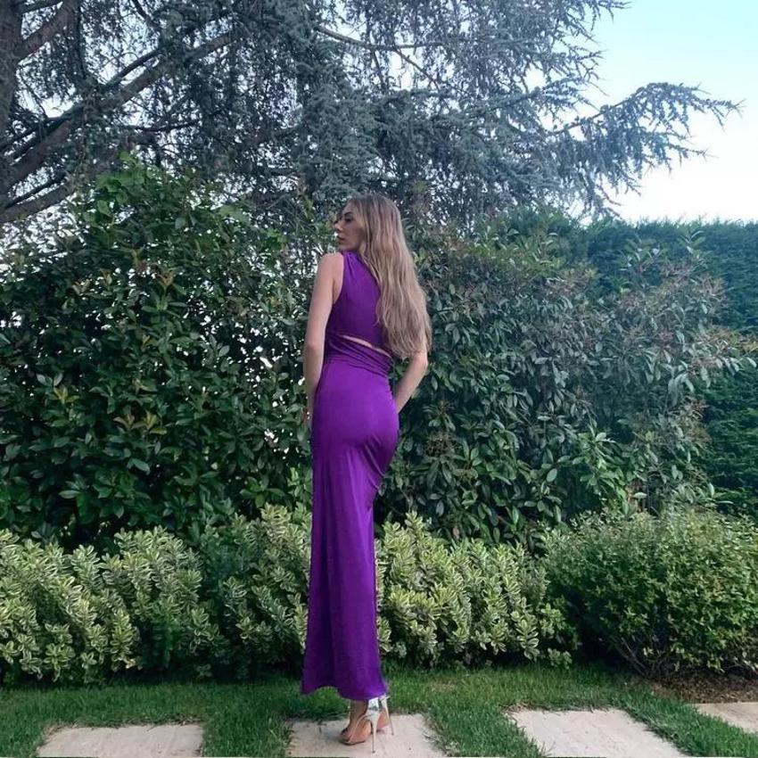 Sinem Kobal'dan dekolte şov! Pozlarını arka arkaya paylaştı