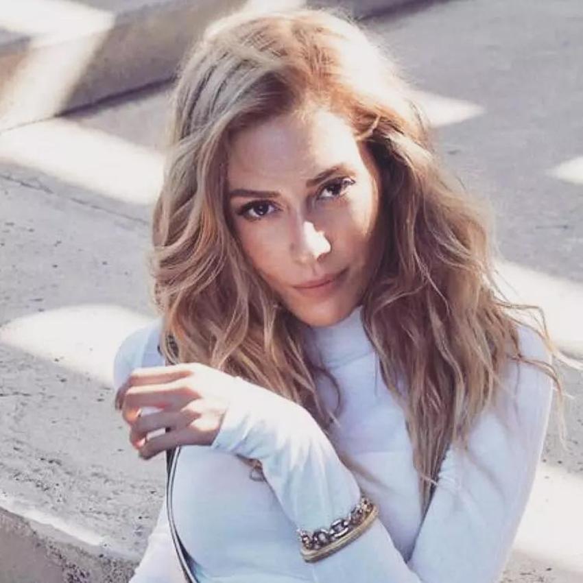 Sinem Kobal'dan dekolte şov! Pozlarını arka arkaya paylaştı