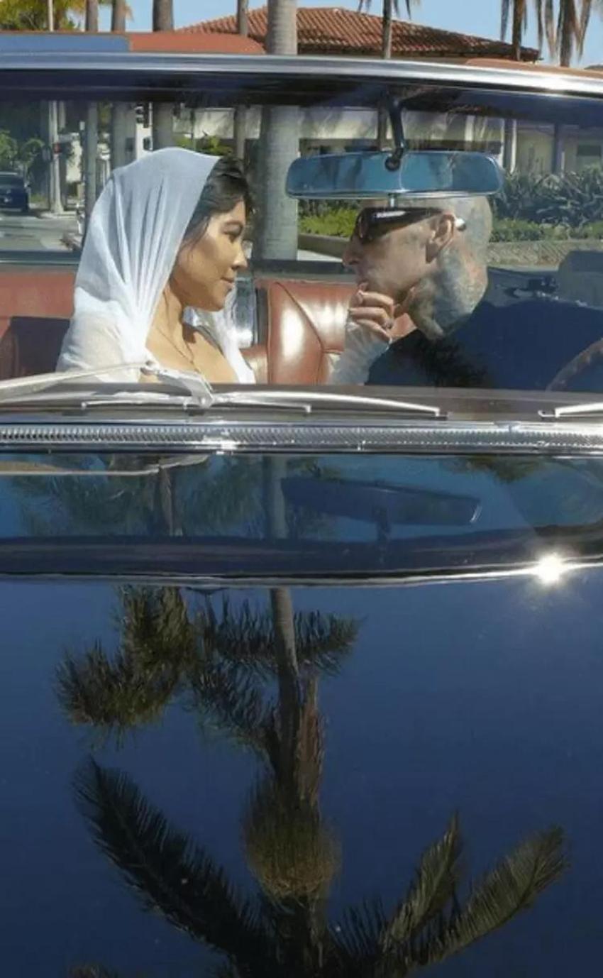 Kourtney Kardashian bikinisiyle ayna karşısında!