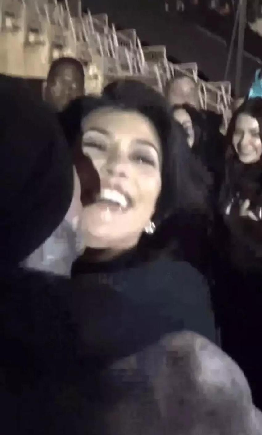 Kourtney Kardashian bikinisiyle ayna karşısında!